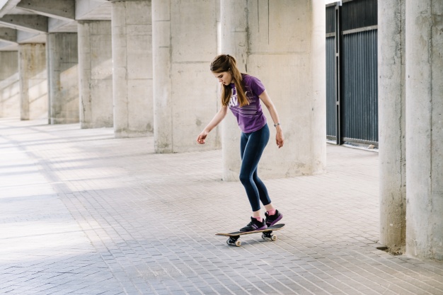 pige på skateboard